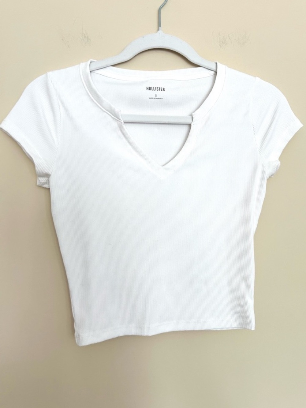 Hollister Women’s White Ribbed V-Notch Crop Tee